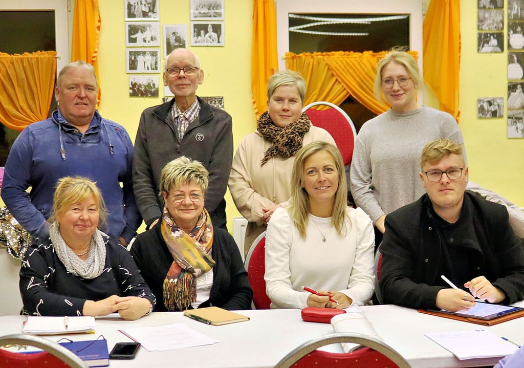 Der neue Vorstand der Bierer Narren (hinten von links): Mario König (1. Vizepräsident), Gerd Siebert (Präsident), Dana König (Kostüme) und Annika Luther (Kassenwartin). Vorn von links: Angelika Meyer (Schriftführerin), Margitta Görsch (Moderation), Josefin Radmer (2. Vizepräsidentin) und Dave Radmer (DJ/Technik).