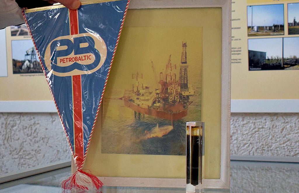 Die Erdölprobe, die vor Danzig durch Petrol Baltic gefördert wurde, ist ein Geschenk des Baku-Abschlussjahrganges 1977, der kürzlich in der Zeitzeugenausstellung zu Gast war.