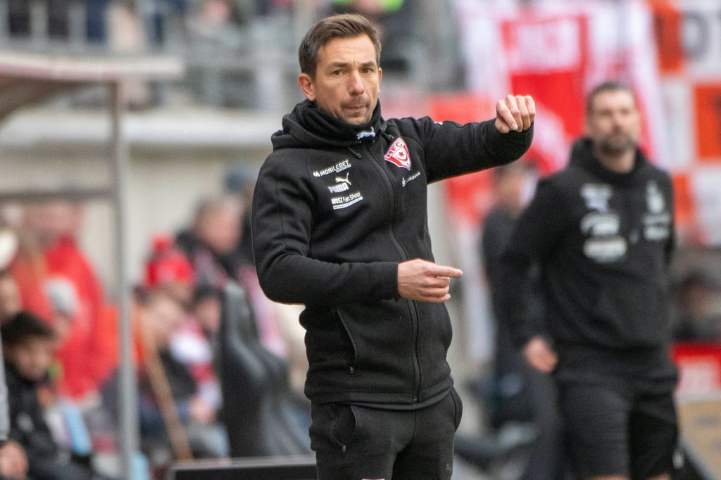 HFC-Trainer André Meyer entschuldigte sich bei den Fans für die Derby-Niederlage gegen den FSV Zwickau.