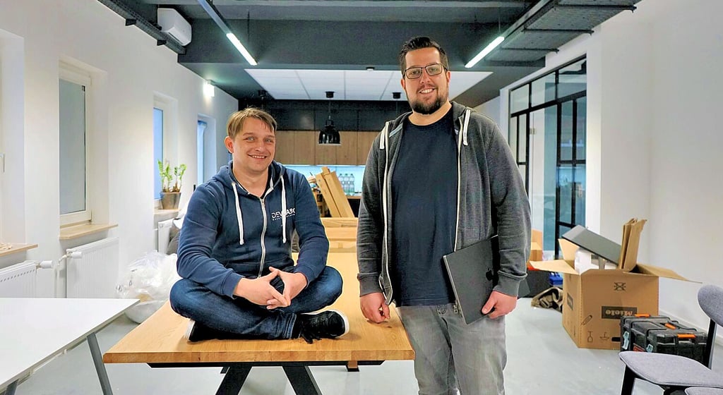 Die beiden Gründer des DevLabors beim Firmenumzug in Salzwedel: Benjamin Ullrich (links) und Jeffrey Reichardt. Die IT-Schmiede macht sich bei Kommunen einen Namen.