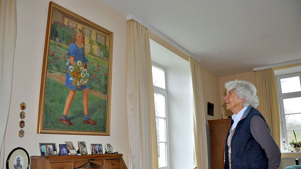 Monica Bartmer vor einem Bild, das sie in jungen Jahren zeigt. Nach der Wende kam sie wieder zurück zu ihren Wurzeln.