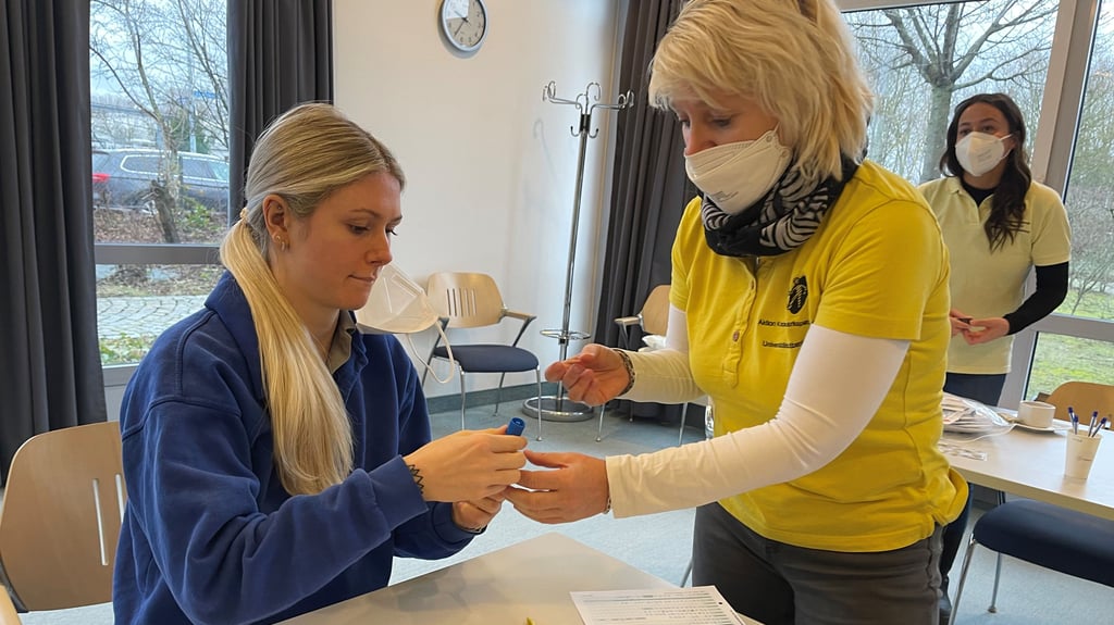 Typisierungsaktion in der Median-Klinik: Emily Riesner (l.) nimmt das Teststäbchen von Claudia Herbst entgegen.
