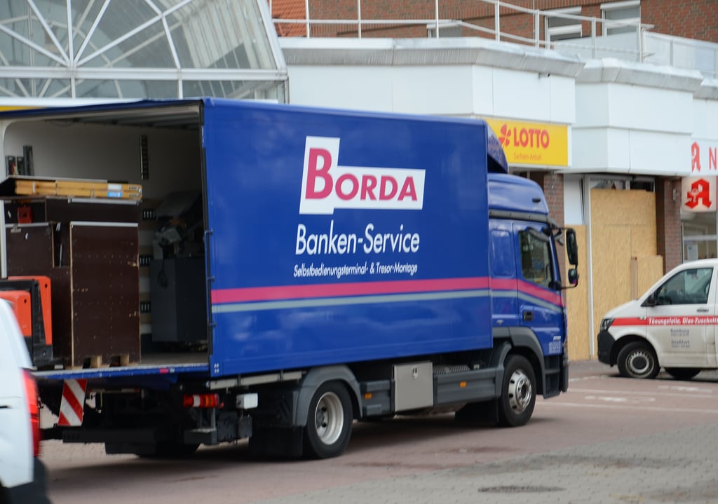Nach der Sprengung des Geldautomaten am Edeka-Markt in Staßfurt-Nord und erfolgter Spurensicherung durch die Polizei ist ein Spezial-Dienstleister vor Ort.