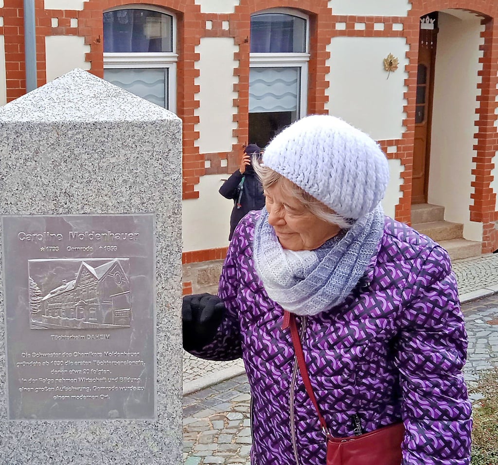Rosemarie Kellermann sieht sich die Gedenktafel für ihre Vorfahrin Caroline Moldenhauer an.