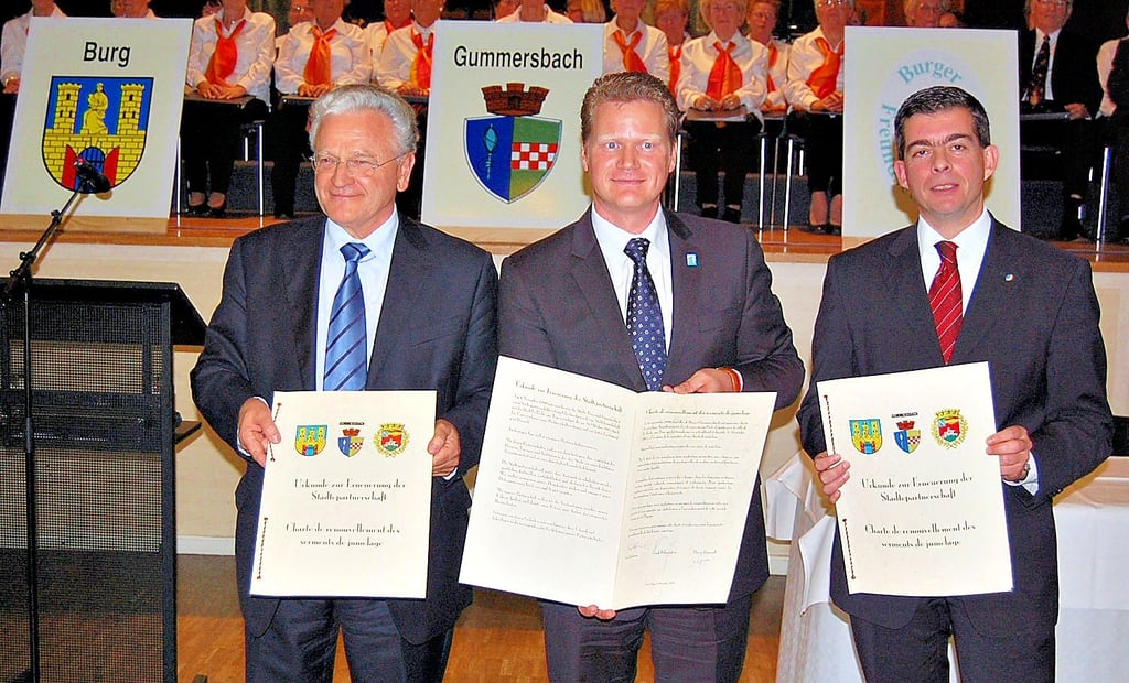 20 Jahre erste Kontakte mit La Roche-sur-Yon und 20 Jahre Städtepartnerschaft, das wurde 2010 in Burg gefeiert mit den Bürgetrmeistern Frank Helmenstein (Gummersbach, von links), Jörg Rehbaum (Burg), und Pierre Regnault.