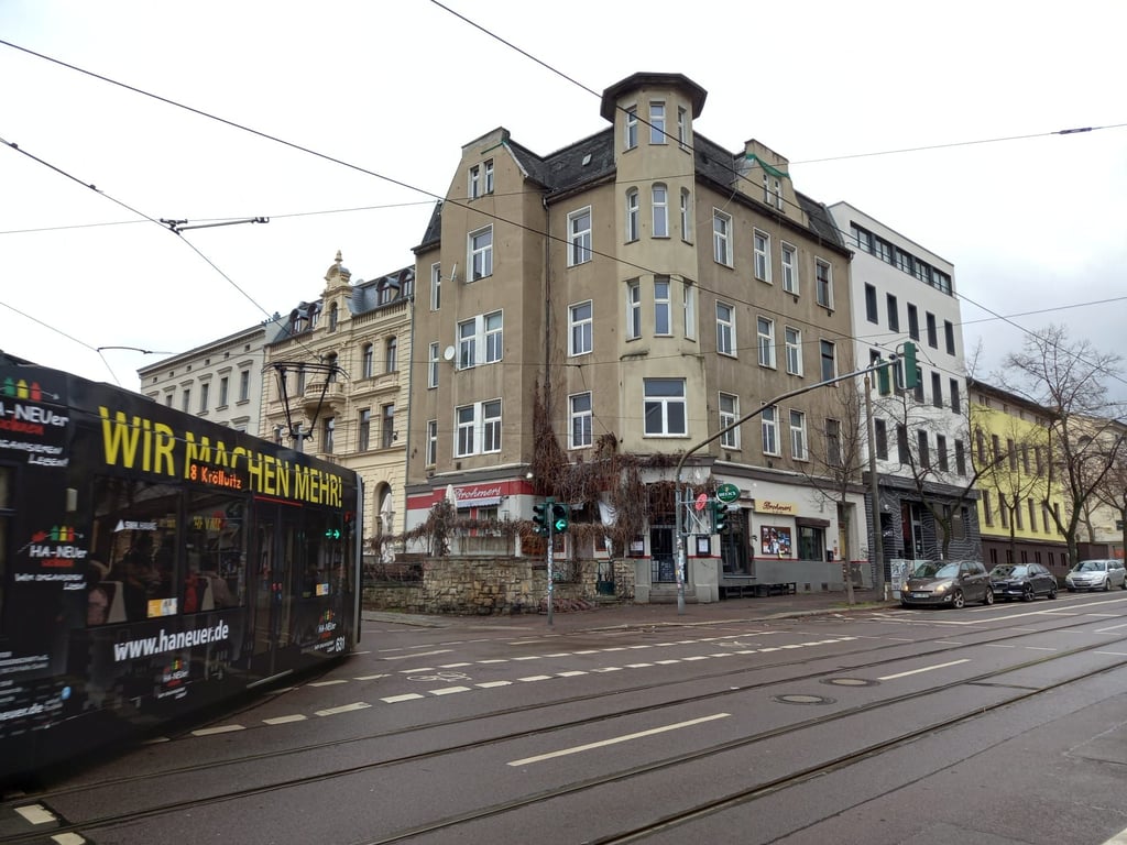 „Brohmers“ mit Biergarten: Zu DDR-Zeiten bis nach der Wende eine beliebte Eisdiele, wurde das Lokal in der Bernburger Straße/Ecke Mühlweg ab 2009 zur gefragten Musikkneipe. Mit der Schließung geht eine Ära zu Ende.