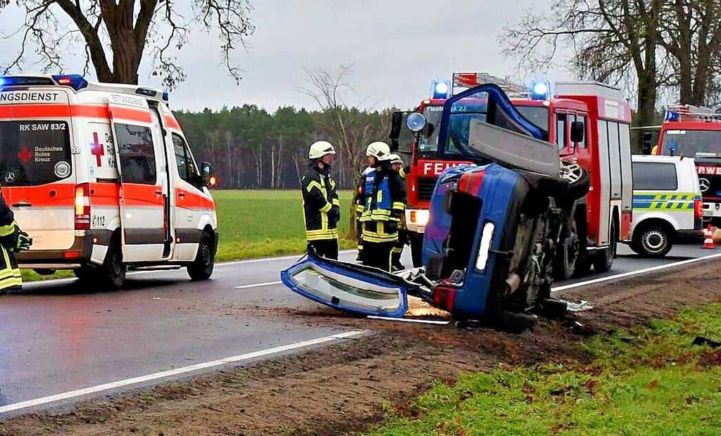 Der Volkswagen lag auf der Seite, der Unfall geschah kurz hinter dem Ortsausgang Binde in Richtung Ritzleben.