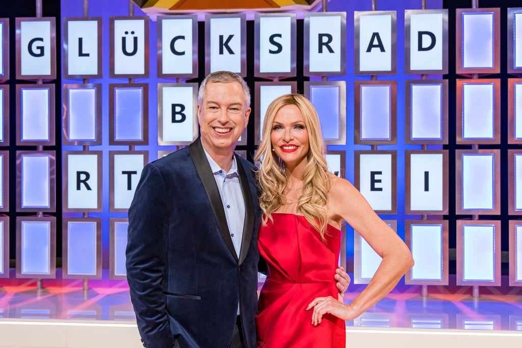Sonya Kraus und Thomas Hermanns als neues Moderationsduo vor der Buchstabenwand.