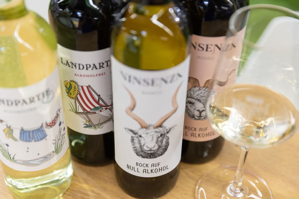 Flaschen mit alkoholfreiem Bio-Wein stehen auf der Messe Biofach am Stand des deutschen Unternehmens Riegel Weinimport GmbH.