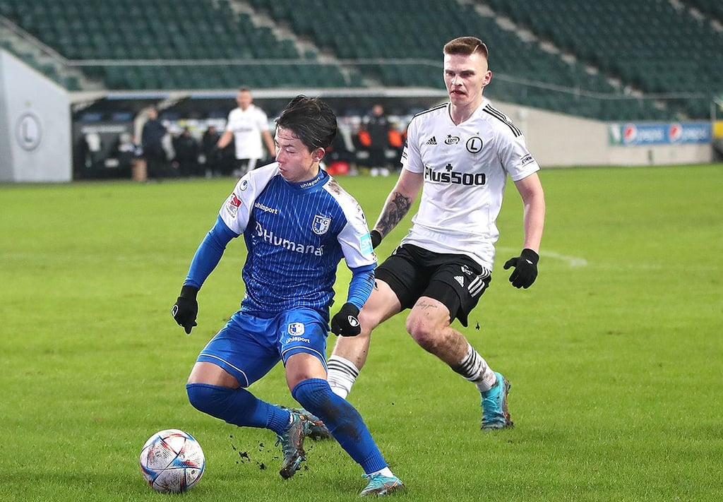 Wirbelte vorne, musste beim FCM  aus der Not heraus auch hinten aushelfen: Tatsuya Ito (l.), hier gegen Maciej Rosolek (Legia Warschau).