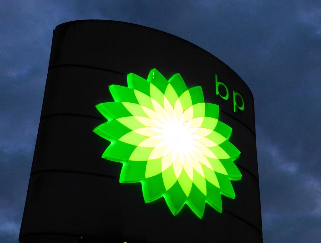 Das BP-Logo auf einer Säule.