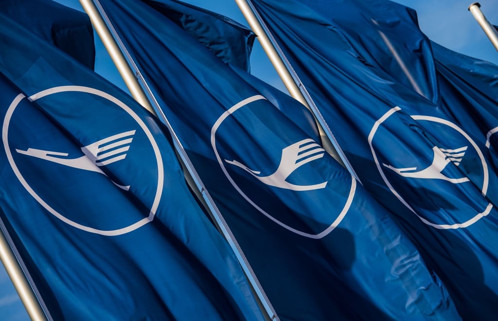 Flaggen mit dem Logo der Fluggesellschaft Lufthansa: Steigt die Lufthansa bei Ita Airways ein?
