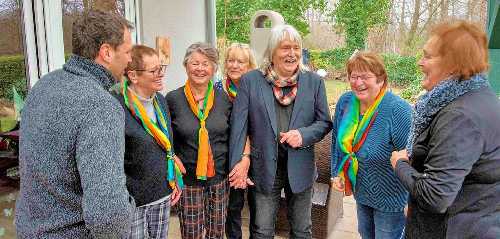 Peter Arndt wird 80 und die Stimmung ist bestens. Auch seine Chormitglieder ließen ihn hochleben.
