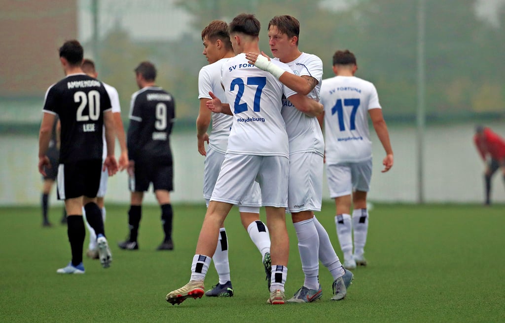 Jubel der beiden besten Schützen in der bisherigen Saison: Marvin Temp (l.) hat bereits 15, Hannes Ehrhardt fünf Treffer auf seinem Konto. Am 9. Januar starten sie mit ihrer Mannschaft in die Vorbereitung auf die Rückrunde.