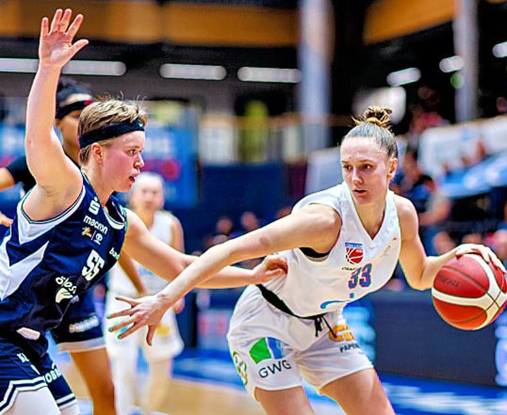Sarah Mortensen (re.) war gegen Freiburg eine der stärksten Lions-Spielerinnen.