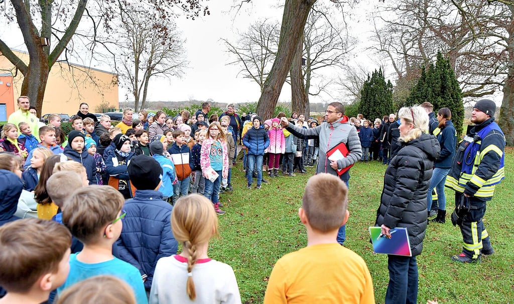 Einmal im Jahr wird in der Grundschule „Am Prinzeßchen“ eine Alarmübung gemacht. Die 181 Kinder und ihre Lehrer werden dabei in den angrenzenden Schlosspark evakuiert.