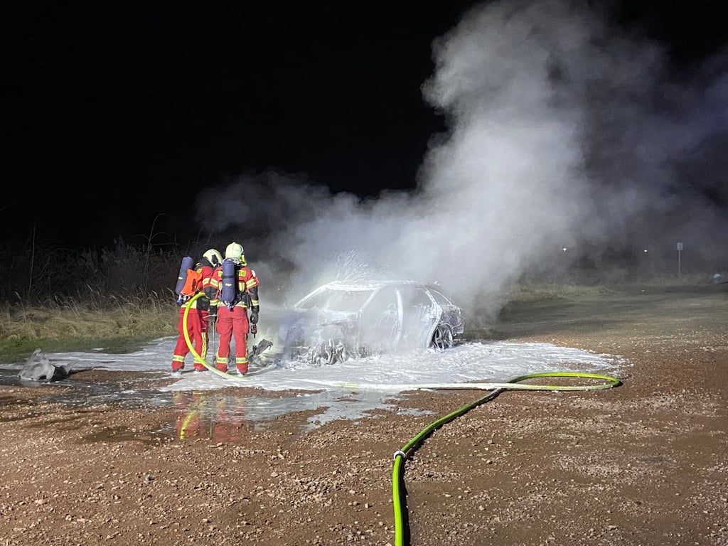 Der ausgebrannte Mercedes.