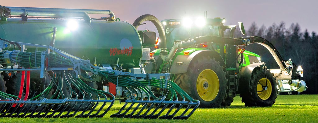 Ein Traktor fährt Gülle aus. In Sachsen-Anhalt sind viele Grünlandflächen von der neuen Düngeverordnung betroffen.