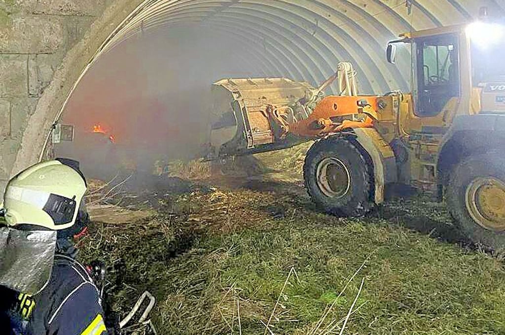Feuerwehr und Wimex-Leute am 4. Januar beim Strohbrand in Köthen