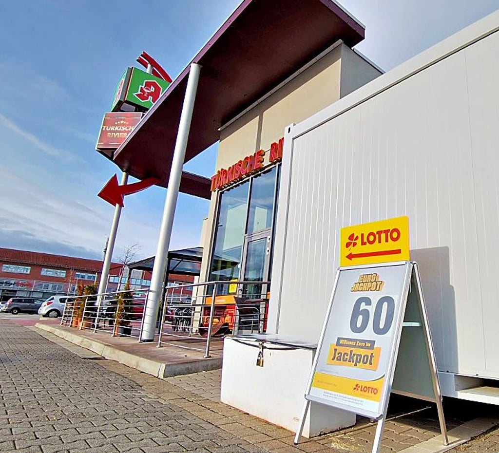 Wegen der Umbauarbeiten des ehemaligen Real-Markts ist der einstige Lotto-, Post- und Presse-Shop in einen Container umgezogen. Und der steht mitten auf dem Parkplatz des Nordharzcenters neben Imbiss und Apotheke.