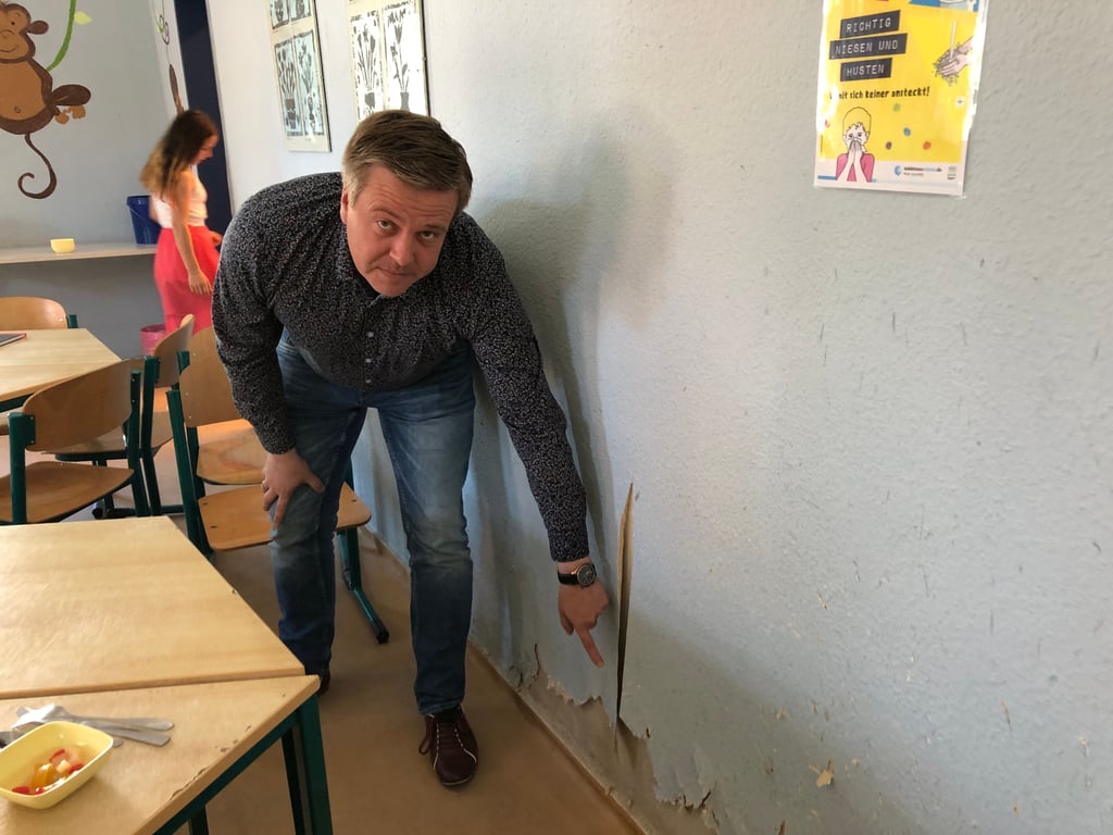 Teuchern Bürgermeister, Marcel Schneider (parteilos) zeigt die Schäden durch Feuchtigkeit in der Grundschule in Teuchern.