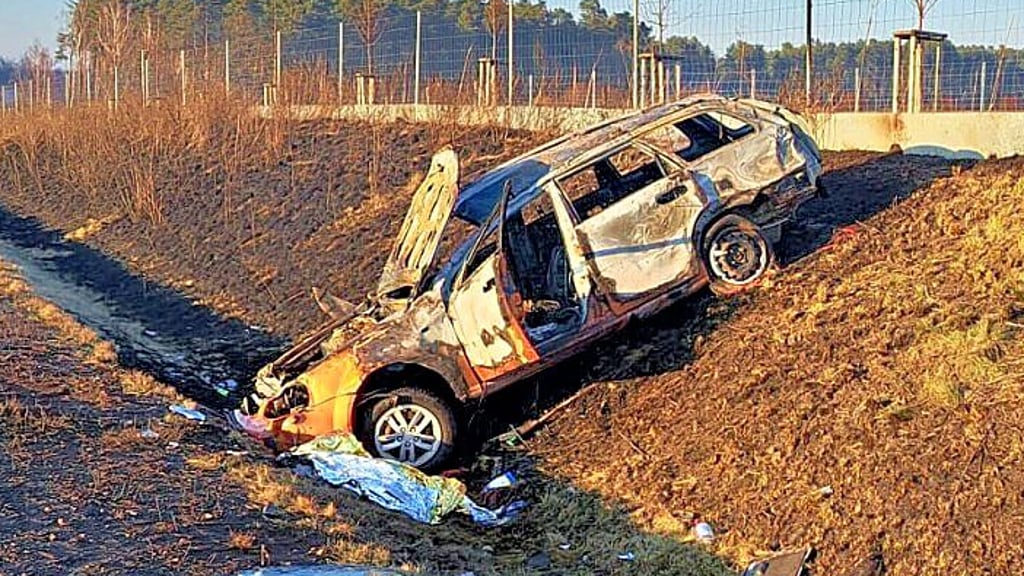 Der Unfallwagen brannte neben der A 14 komplett aus.