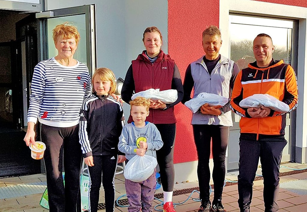 Die glücklichen Gewinner konnten sich beim Silvesterkarpfenlauf in Staßfurt über einen Fisch freuen.
