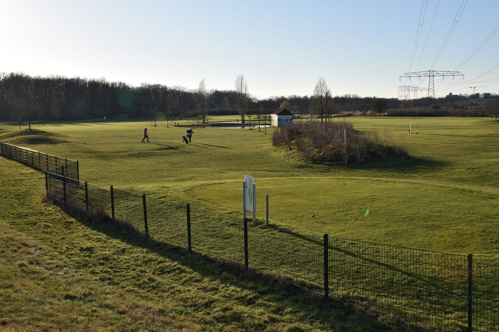 Ein Blick auf den Magdeburger Golfplatz im Herrenkrug. Er könnte künftig erweitert werden.