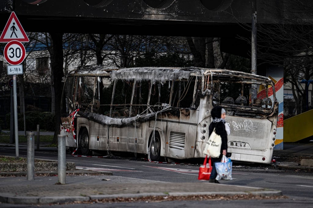 Ein ausgebrannter Reisebus steht nach Krawallen in der Silvesternacht in einer Strasse in Neukölln.