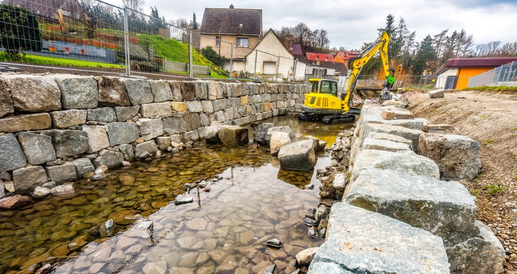Im innerstädtischen Bereich von Schraplau wurden an der Weida Böschungen abgetragen. Nun werden Blocksteinmauern angelegt, die dem Gewässer mehr Raum geben sollen.