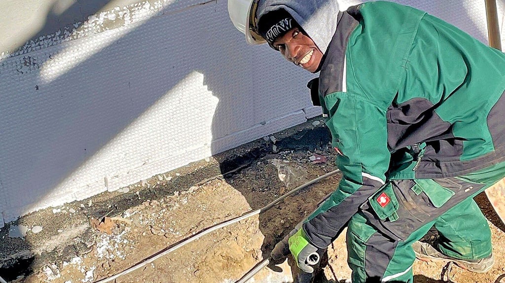 Der in Deutschland gut integrierte Zoumana Fofana ist bei der Agens Baugesellschaft beschäftigt und hat zum Beispiel bei Stemmarbeiten am Schulzentrum Staßfurt Nord geholfen.