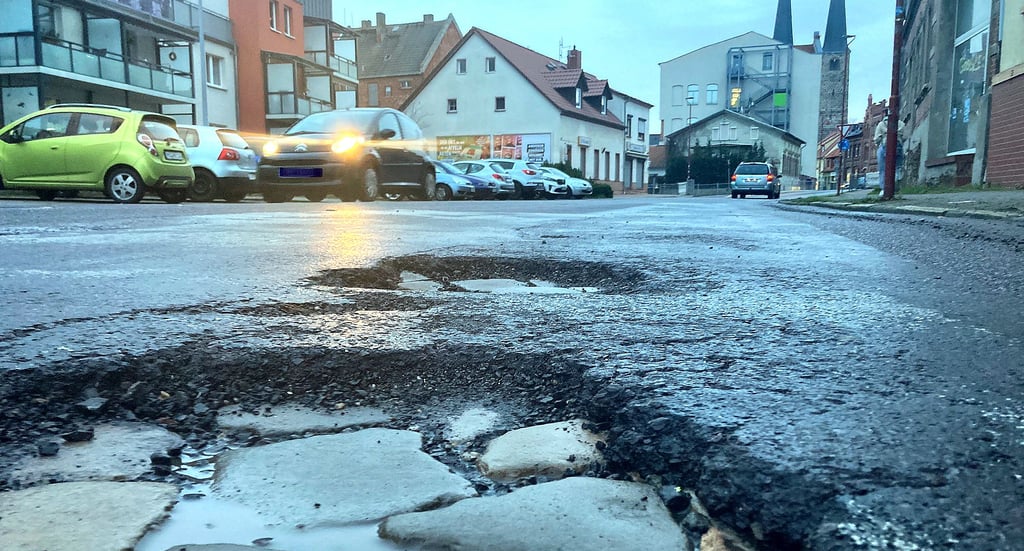 Blick in die August-Bebel-Straße in Burg, die eine von vielen Bereichen ist, in denen der Straßenbelag stellenweise verschwunden ist.