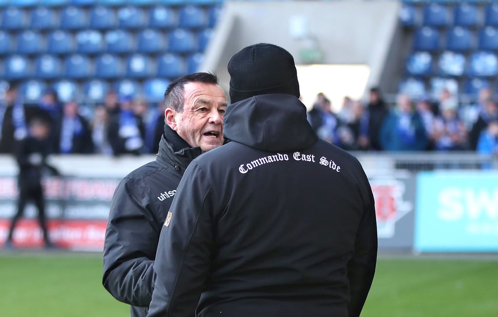 Die Differenzen sind beilegt, jetzt zählt für Blau-Weiß nur das Sportliche. FCM-Sportgeschäftsführer Otmar Schork (l.), tauschte sich bereits am Sonntag mit Magdeburger Fans aus.