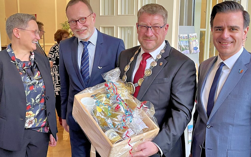 Köstlichkeiten aus der Partnerstadt: Beim Neujahrsempfang erhielt Schönebecks Oberbürgermeister Bert Knoblauch von seinem Garbsener Amtskollegen Claudio Provenzano (r.) eine Kiste voller Gaumenfreuen.