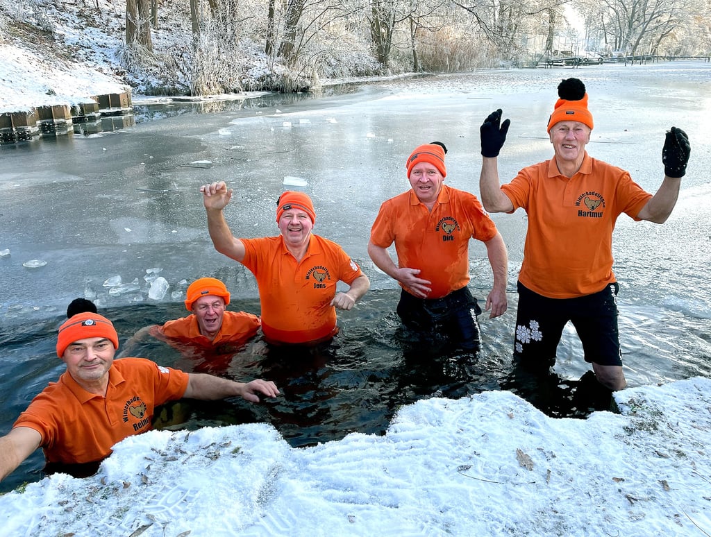 Die „Frosty Koalas“ aus Kade, Roßdorf und Genthin nutzten kurz vor Weihnachten 2022 das eisige Winterwetter für eine kurze Trainingseinheit im alten Kanal bei Rodorf. Bei minus sechs Grad herrschten ideale Bedingungen, um ins kalte Wasser zu steigen.