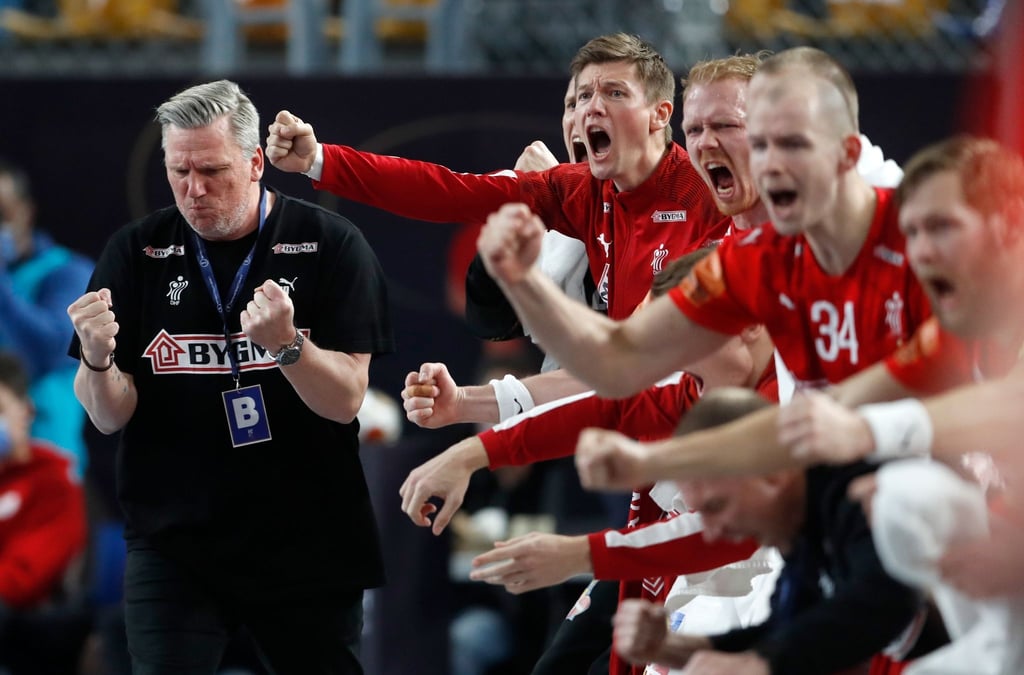 Dänemarks Trainer Nikolaj Jacobsen (l) jubelt an der Seitenlinie.