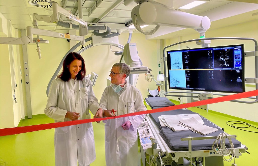 Die leitende Oberärztin Anja Lenz und Ulf Redlich, Chefarzt für Radiologie, weihen gestern feierlich das neue biplane Angiographie-Gerät im Magdeburger Klinikum Olvenstedt ein.