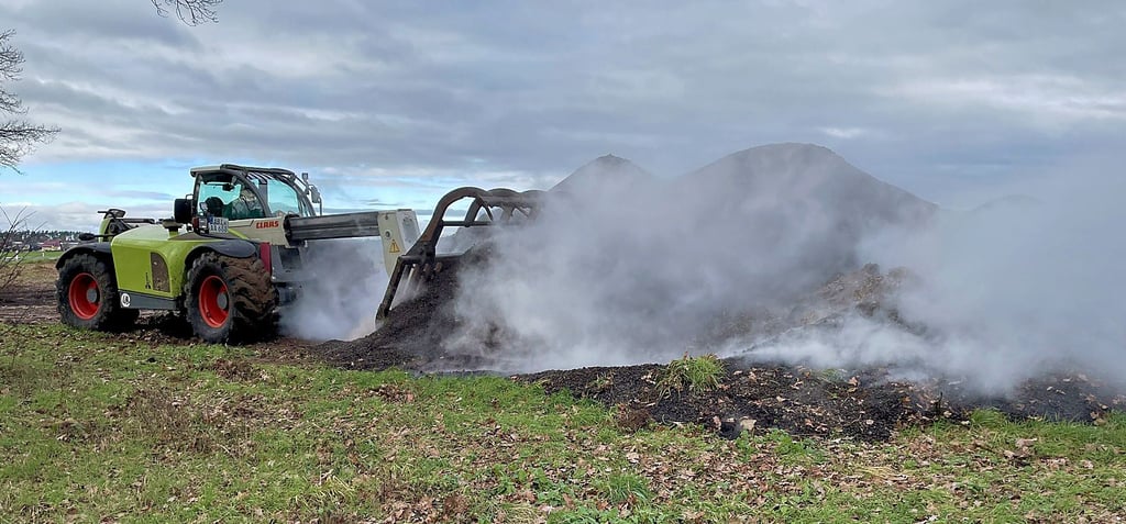 Bei Garitz geriet am Dienstag ein Düngerhaufen in Brand.