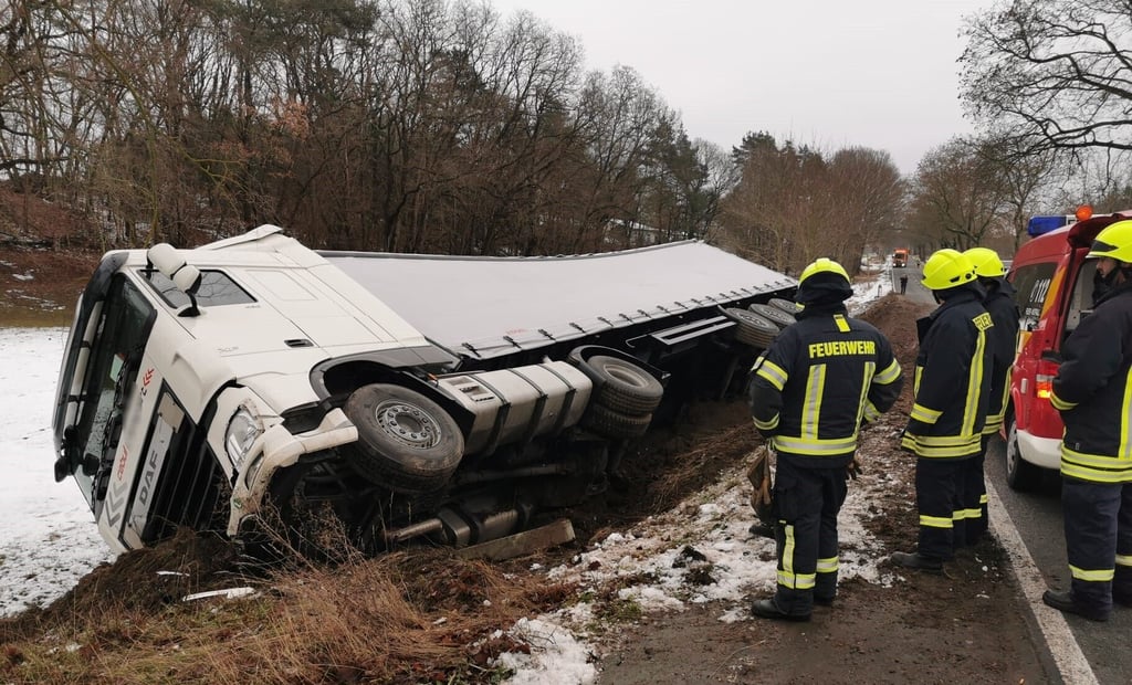 Lkw fährt bei Klötze in den Graben