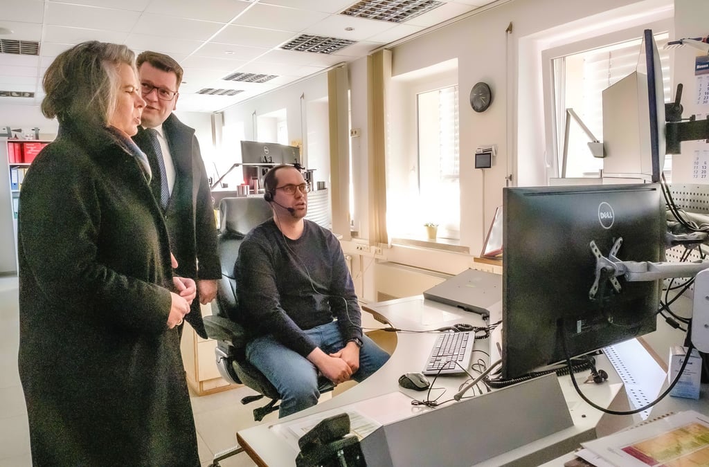 Innenministerin Tamara Zieschang mit Landrat Christian Tylsch in der Integrierten Leitstelle des Landkreises Wittenberg. Der erprobt ein besonderes Modellprojekt im Rettungsdienst.
