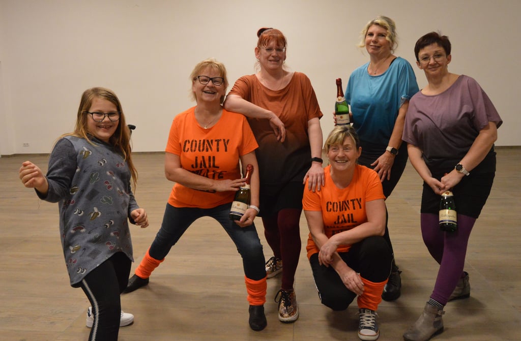 Die Frauengruppe des Karnevalsclubs "Möchtegern" in Taucha probt bereits intensiv für das Faschingsprogramm, das im Februar aufgeführt wird.