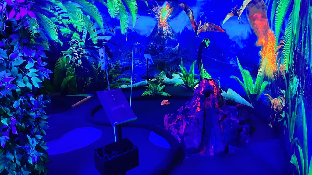 Minigolf spielen und dabei auf die Suche nach dem Lilalicht gehen.