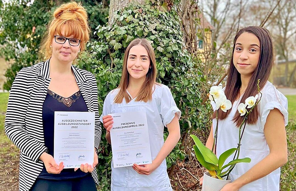 Pflegedirektorin Kathleen Lier (links) und Praxisanleiterin Cecilia Milanes freuen sich mit Gianna Ruch (Mitte) über die Würdigung der herausragenden Leistung.