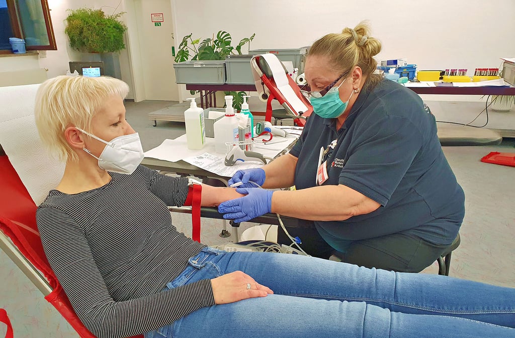 Volksstimme-Reporterin Daniela Apel spendet selbst Blut und berichtet nun darüber.