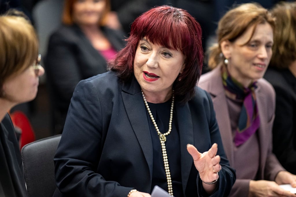 Astrid-Sabine Busse (SPD,M), Berliner Senatorin für Bildung, Jugend und Familie, spricht.