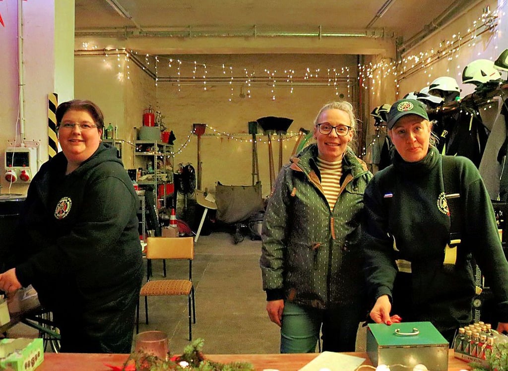 Die Feuerwehrfrauen aus Eickendorf bei der Getränkeausgabe (von links): Martina Ede, Linda Ritter und Yvonne Lage.