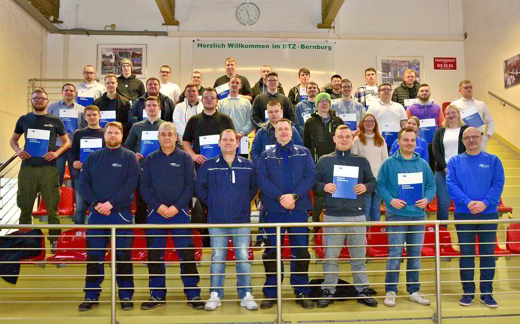 Insgesamt 32 Industriemechaniker, Mechatroniker und Elektroniker erhielten am Dienstag im BTZ Bernburg ihre Facharbeiterzeugnisse.