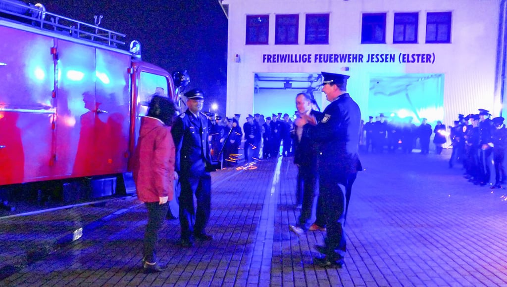 120 Kameraden stehen zur Verabschiedung von Jessens Stadtwehrleiter Hans-Peter Schaefer Spalier.  Er und seine Frau Petra werden vom stellvertretenden Wehrleiter Thomas Riedel und Ordnungsamtsleiter Daniel Lehmann in Empfang genommen.