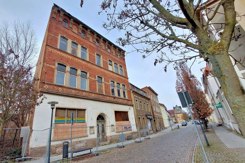 Die Häuser Steinstraße 56, 55 und 54 (von links) sind in einem bedauernswerten Zustand. Die Stadt Staßfurt will die Häuser erwerben und danach abreißen.