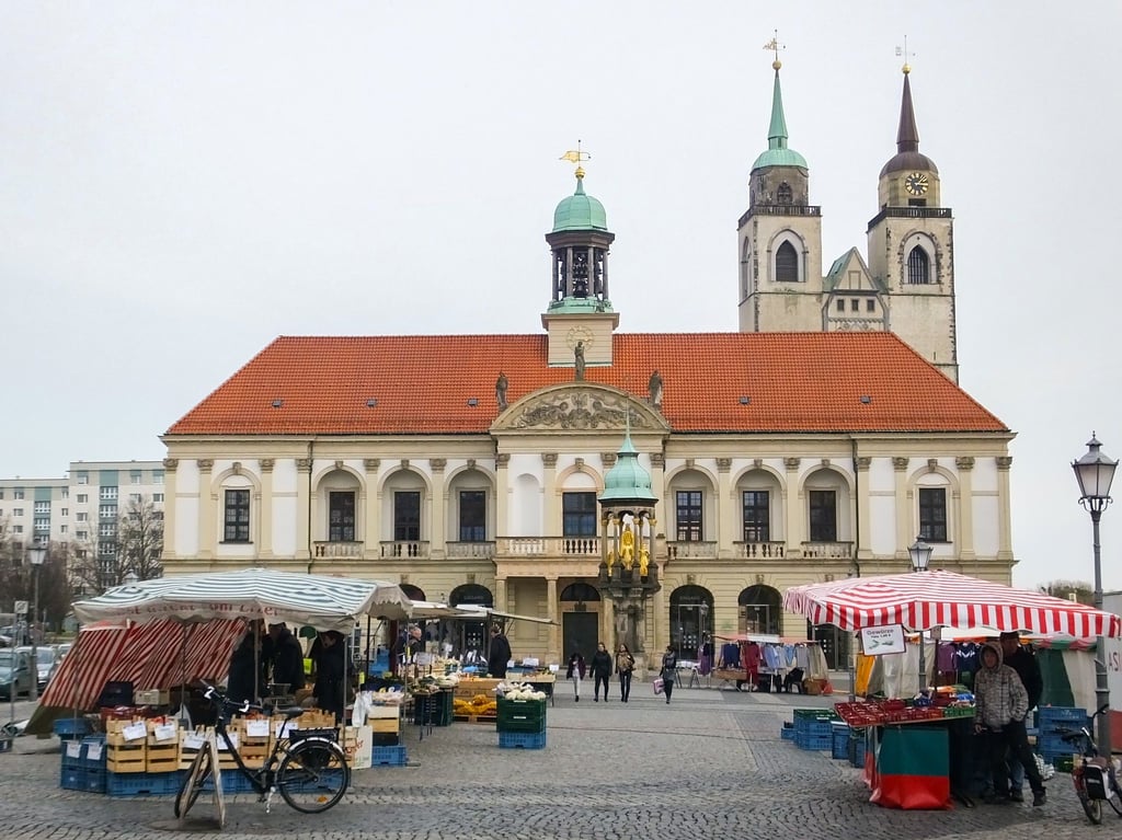 Der Wochenmarkt auf dem Alten Markt ist ein wichtiger Teil des Handels in Magdeburg.